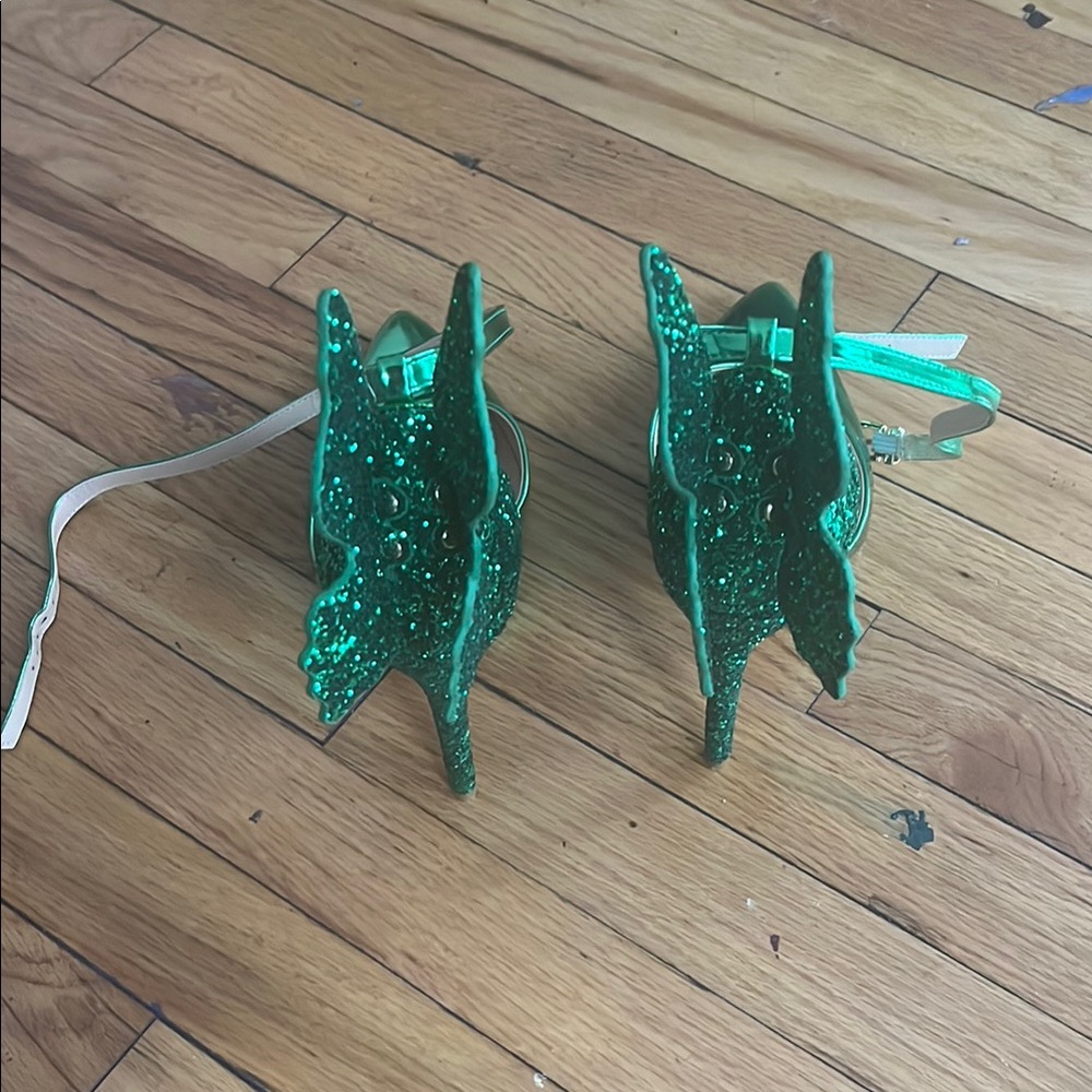 Elegant Green High Heels with Pointed Toe and Decorative Leaf Design - Picture 2 of 8